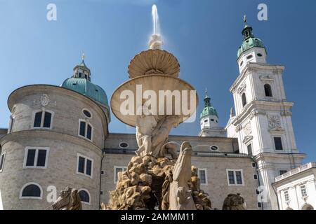 Der Residenzbrunnen auf dem Residenzplatz vor dem Salzburger Dom [automatisierte Übersetzung] Stockfoto