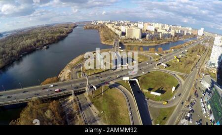 Luftbild Stadtverkehr, Wohngebiet Landschaft Straßenkreuzung auf Brücke Stockfoto