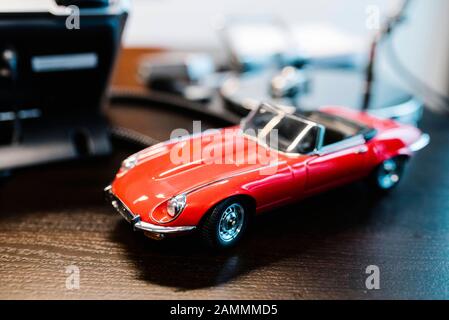 Büro des ADAC-Geschäftsführers für Mitgliedschaft, Recht und Konsumentenschutz, Dieter Nirschl, am Sitz des Automobilclubs in der Münchner Hansastraße. Das Bild zeigt eine Jaguar E-Type Miniatur auf seinem Schreibtisch. [Automatisierte Übersetzung] Stockfoto