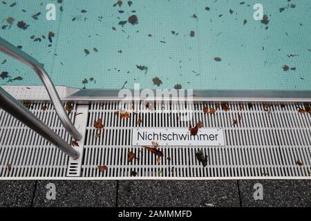 Münchner Sommer sehnsüchtige Vielfalt im Herbst: Leiter am Poolrad im Schyrenbad. [Automatisierte Übersetzung] Stockfoto