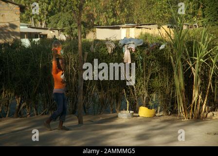 Junge mit großer Flasche Wasser, Mwandi, Sambia, Afrika. Stockfoto