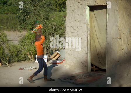 Junge mit großer Flasche Wasser, Mwandi, Sambia, Afrika. Stockfoto