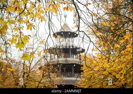 Münchner Sommer sehnsüchtige Vielfalt im Herbst: Der chinesische Turm im Englischen Garten. [Automatisierte Übersetzung] Stockfoto