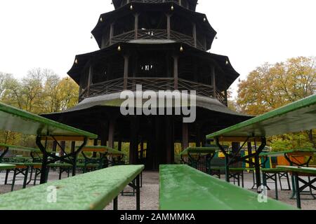 Münchner Sommersehnsüchtige Sorte im Herbst: Der Biergarten am chinesischen Turm im Englischen Garten wird aufgegeben. [Automatisierte Übersetzung] Stockfoto