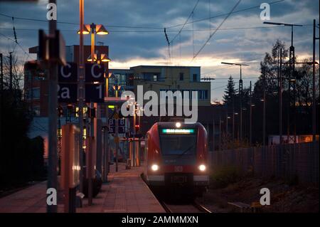 Nachts kommt ein Vorortzug am Ebersberger Bahnhof an. [Automatisierte Übersetzung] Stockfoto