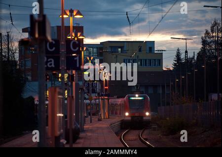 Nachts kommt ein Vorortzug am Ebersberger Bahnhof an. [Automatisierte Übersetzung] Stockfoto