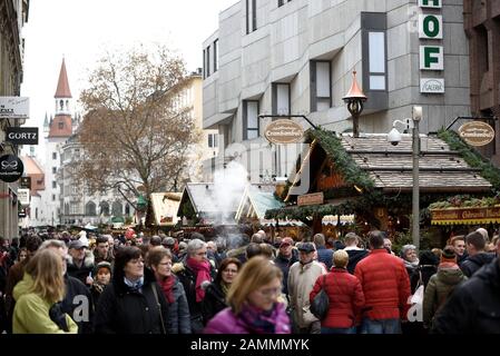 Weihnachtskäufer in der gut frequentierten Fußgängerzone in der Münchner Innenstadt. Im Hintergrund die Verkaufsstände des Christkindlmarktes. [Automatisierte Übersetzung] Stockfoto