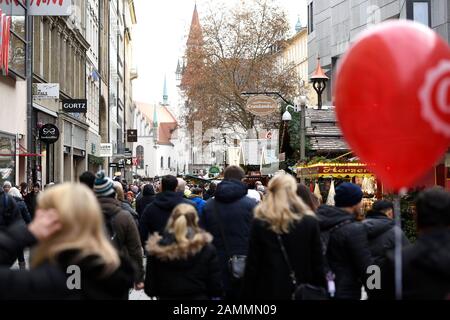 Weihnachtskäufer in der gut frequentierten Fußgängerzone in der Münchner Innenstadt. Im Hintergrund die Verkaufsstände des Christkindlmarktes. [Automatisierte Übersetzung] Stockfoto