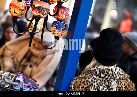 Weihnachtskäufer in der Innenstadt Münchens am ersten Adventswochenende. [Automatisierte Übersetzung] Stockfoto