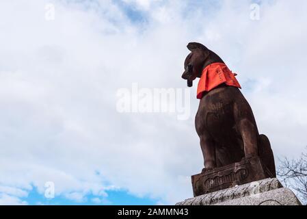 Steinskulptur der Statue des Fuchssymbols im Fushimi inari taisha Schrein, eines der Wahrzeichen für Touristen in Kyoto, Japan Stockfoto