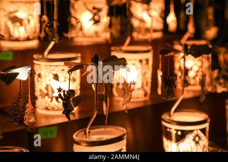 Lichtschau in einem Stand am Dachauer Christkindlmarkt. [Automatisierte Übersetzung] Stockfoto