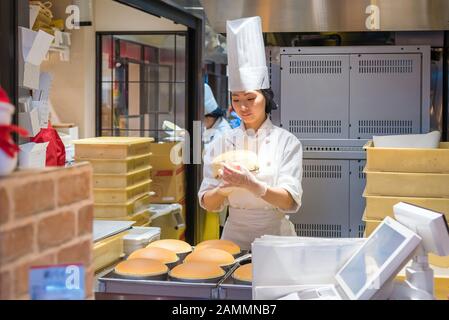 Osaka, JAPAN-Nov 29: Rikuro Ojisan Cheesecake Shop in Namba in Osaka am 29.11.2016.Dotonbori ist eines der wichtigsten Touristenattraktionen. Stockfoto