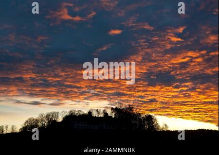 Stimmungsvoller Sonnenuntergang auf gut Georgenberg bei Glonn. [Automatisierte Übersetzung] Stockfoto