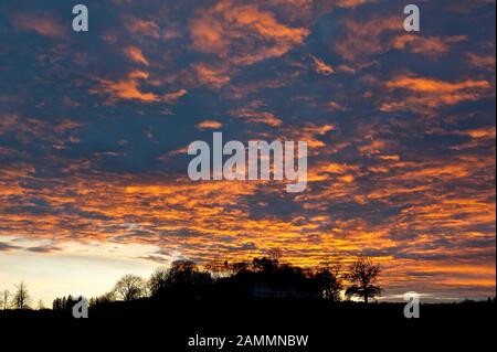 Stimmungsvoller Sonnenuntergang auf gut Georgenberg bei Glonn. [Automatisierte Übersetzung] Stockfoto