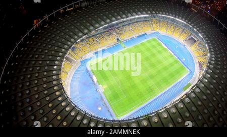 Fußballspieler trainieren im grünen Stadion, wundervolle Stadtbilder, Abendspiel Stockfoto