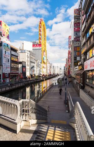 Dotonbori Street Entertainment Area mit seiner exzentrischen Atmosphäre und großen beleuchteten Hinweisschildern in Osaka, Japan Stockfoto