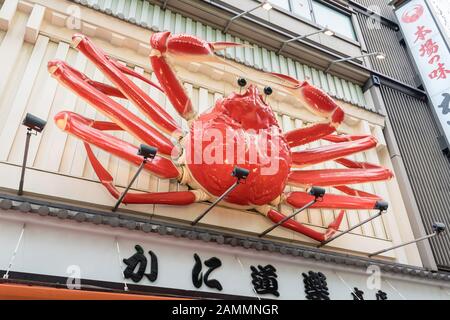 Osaka, JAPAN-Nov 29: Dotonbori Street Entertainment Area durch seine exzentrische Atmosphäre und große beleuchtete Hinweisschilder am 29.11.2016. Dotonbori ist Stockfoto