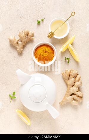 Ingwer-Kurkuma mit Honig, frischer Zitrone und Minze Stockfoto