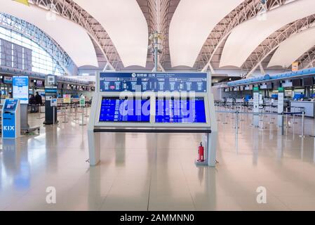 Passagiere Informationen steigen in den Kansai International Airport .Kansai International Airport in Osaka, Japan. Stockfoto