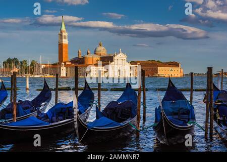 San Giorgo Maggiore (St. George) Insel und Kirche in der Lagune von Venedig mit Gondeln gesehen Stockfoto