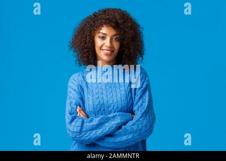 Professionalität, Beschäftigung und Winterkonzept. Selbstbewusstes, gut aussehendes afro-amerikanisches Mädchen mit Haarschnitt, im Pullover stehend Stockfoto