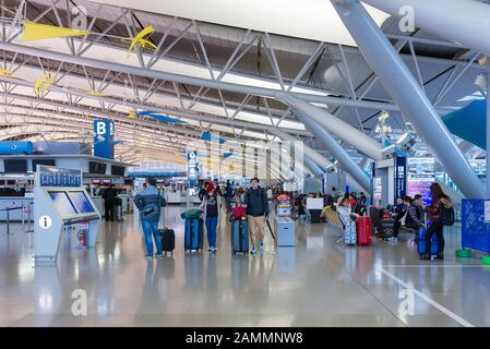 Flugpassagiere im Kansai International Airport in Osaka, Japan Stockfoto