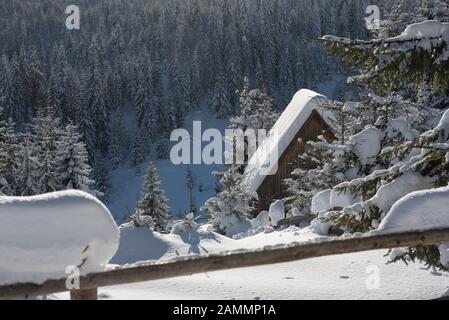 Schneebedeckte Skihütte aus Holz in den Bergen Stockfoto