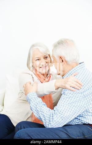 Senioren-Paar umarmt sich glücklich im Pflegeheim Stockfoto