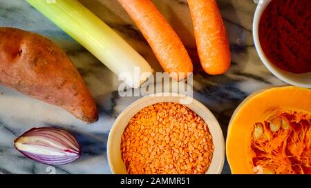 Eine Auswahl der Zutaten für süsse Kartoffeln und Kürbis Suppe Stockfoto