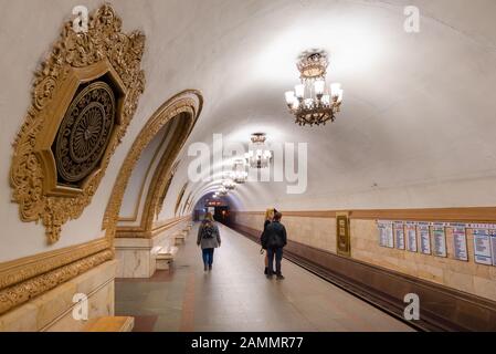 Moskau, Russland-APR8.2018 : Inneres der Kiewskaja U-Bahn-Station am April8.2018 in Moskau, Russland. Die Moskauer U-Bahn-Stationen sind ein Schnellverkehrssystem Stockfoto