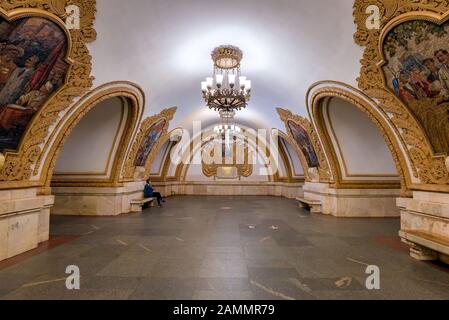 Moskau, Russland-APR8.2018 : Inneres der Kiewskaja U-Bahn-Station am April8.2018 in Moskau, Russland. Die Moskauer U-Bahn-Stationen sind ein Schnellverkehrssystem Stockfoto