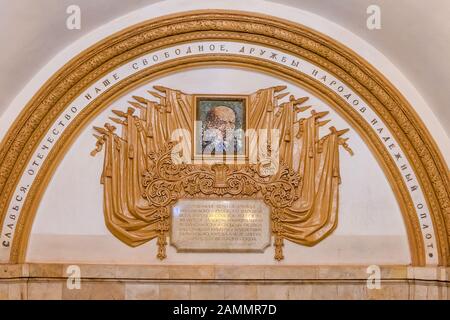 Moskau, Russland-APR8.2018 : Inneres der Kiewskaja U-Bahn-Station am April8.2018 in Moskau, Russland. Die Moskauer U-Bahn-Stationen sind ein Schnellverkehrssystem Stockfoto