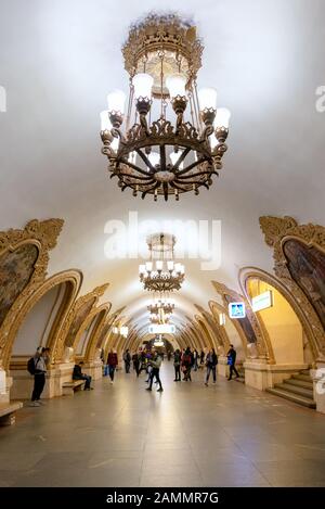 Moskau, Russland-APR8.2018 : Inneres der Kiewskaja U-Bahn-Station am April8.2018 in Moskau, Russland. Die Moskauer U-Bahn-Stationen sind ein Schnellverkehrssystem Stockfoto