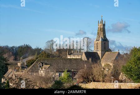 Blick auf die alte Marktstadt Minchinhampton in der Nähe von Stroud in Den Cotswolds. Einschließlich der Pfarrkirche zur Heiligen Dreifaltigkeit. Gloucestershire, C Stockfoto