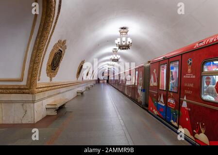 Moskau, Russland-APR8.2018 : Inneres der Kiewskaja U-Bahn-Station am April8.2018 in Moskau, Russland. Die Moskauer U-Bahn-Stationen sind ein Schnellverkehrssystem Stockfoto