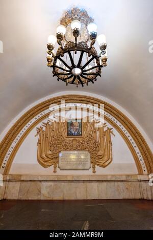 Moskau, Russland-APR8.2018 : Inneres der Kiewskaja U-Bahn-Station am April8.2018 in Moskau, Russland. Die Moskauer U-Bahn-Stationen sind ein Schnellverkehrssystem Stockfoto