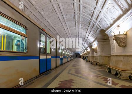 Moskau, Russland-APR8,2018: Inneres der Belorusskaja-U-Bahn-Station am April8,2018 in Moskau, Russland. Die Moskauer U-Bahn-Stationen sind ein Schnellverkehrssystem Stockfoto