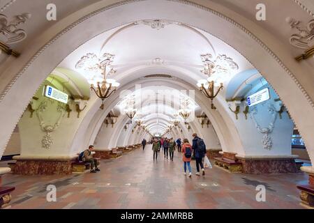 Moskau, Russland-APR8.2018 : Interior der U-Bahn-Station Arbatskaja am April8.2018 in Moskau, Russland. Die Moskauer U-Bahn-Stationen sind ein Schnellverkehrssystem Stockfoto