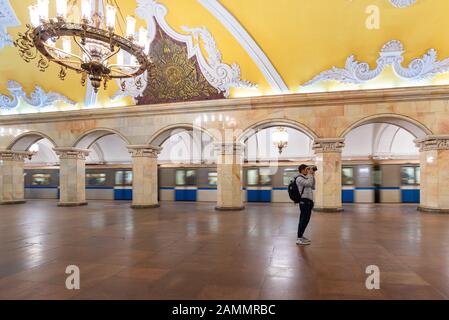 Moskau, Russland-APR8,2018: Inneres der U-Bahn-Station Komsomolskaja am April8,2018 in Moskau, Russland. Die Moskauer U-Bahn-Stationen sind ein Schnellverkehrssystem Stockfoto