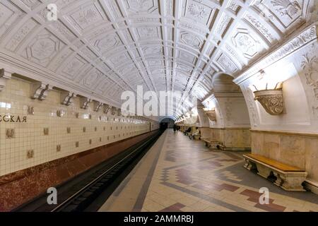 Moskau, Russland-APR8,2018: Inneres der Belorusskaja-U-Bahn-Station am April8,2018 in Moskau, Russland. Die Moskauer U-Bahn-Stationen sind ein Schnellverkehrssystem Stockfoto