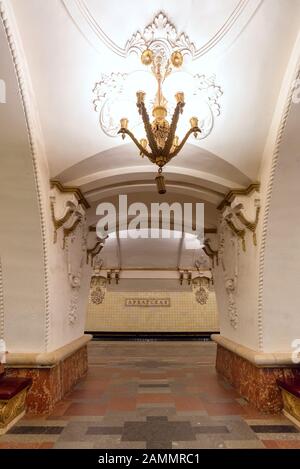 Moskau, Russland-APR8.2018 : Interior der U-Bahn-Station Arbatskaja am April8.2018 in Moskau, Russland. Die Moskauer U-Bahn-Stationen sind ein Schnellverkehrssystem Stockfoto