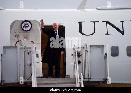 Vizepräsident Mike Pence winkt nach der Landung auf dem Flughafen Toledo Express am 9. Januar 2020 zu Zuschauern. Pence besuchte Toledo, um während ihres ersten Wahlkampfstopps von 2020 an der Seite von Präsident Donald Trump einen Auftritt zu machen. (USA Foto der Air National Guard von Senior Airman Kregg York) Stockfoto