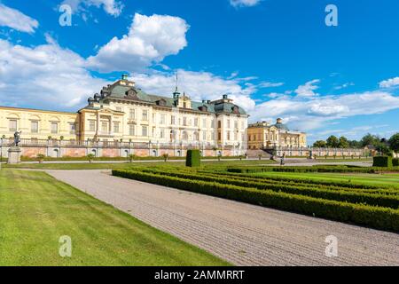 Stockholm, SCHWEDEN-JULI14.2019: Schöner Blick im Freien auf den Palast Drottningholm in der Sommersaison in Stockholm, Schweden, ist es eine der Königlichen Schlösser Schwedens Stockfoto