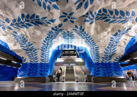 Stockholm, SCHWEDEN - JULI 15.2019: Innenansicht der U-Bahn-Station T-Centralen der blauen Linie Stockholm Metro mit vielen Passagieren zu Fuß zum Bahnsteig Stockfoto