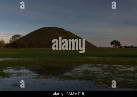 Der riesige neolithische Kreidehügel von Silbury Hill, Avebury, Wiltshire, Großbritannien, hier bei Mondschein zu sehen. Er ist 40 m hoch und wurde um 2300 v. Chr. erbaut Stockfoto