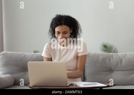 Afrikanerin verbringt Freizeit zu Hause mit Computer Stockfoto