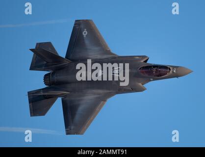 Eine F-35A Lightning II steigt während einer Demonstrationspraxis am 10. Januar 2020 auf der Hill AFB, Utah, über die Hill Air Force Base. Das F-35 Demo Team wird in der Saison 2020 auf 22 Airshows auftreten. (USA Air Force Foto von Senior Airman Alexander Cook) Stockfoto