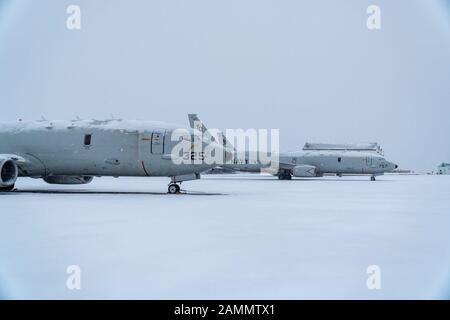 200102-N-CR843-0005 KEFLAVIK, Island (Januar 02, 2020) Zwei der Patrol Squadron (VP) 4 zugeordnete Seepatrouille- und Aufklärungsflugzeuge P-8A Poseidon sind nach einem Schneesturm, dem 02. Januar 2020, auf dem Vorfeld der Keflavik Air Base geparkt. VP-4 wird an den US-amerikanischen Einsatzbereich der 6. Flotte mit Hauptsitz in Neapel, Italien, weitergeleitet und führt die Operationen häufig in Zusammenarbeit mit gemeinsamen, Verbündeten und interagenturübergreifenden Partnern durch, um die nationalen Interessen der USA sowie die Sicherheit und Stabilität in Europa und Afrika zu fördern. (USA Navy-Foto von Aircrew Survival Equipmentman Airman Lehrling Amariv Perez) Stockfoto