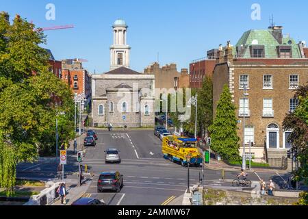 Touristen, die in Viking Splash amphibious Vehicle, Dublin Ireland, unterwegs sind. Ententour am sonnigen Tag. Pepper Canister St Stephen's Church.Reisen Sie nach Irland Stockfoto