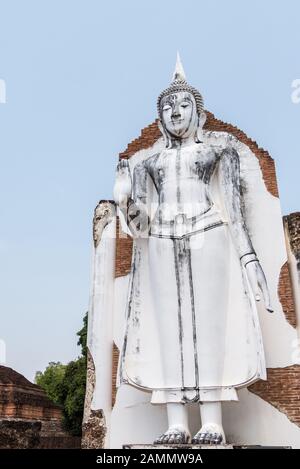 Alte weiße Buddha Statue steht in der alten Kirche des Alten thailändischen Tempel. (öffentliche Bereich nicht erforderlich Property Release) Stockfoto